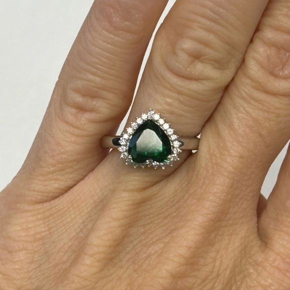 🔹️Suzy Levian🔹️ Sterling Silver Heart-shaped Green Cubic Zirconia Ring Size 7 - Picture 5 of 8